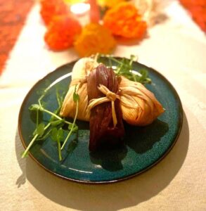 Tamal en mesa y flores - kopia